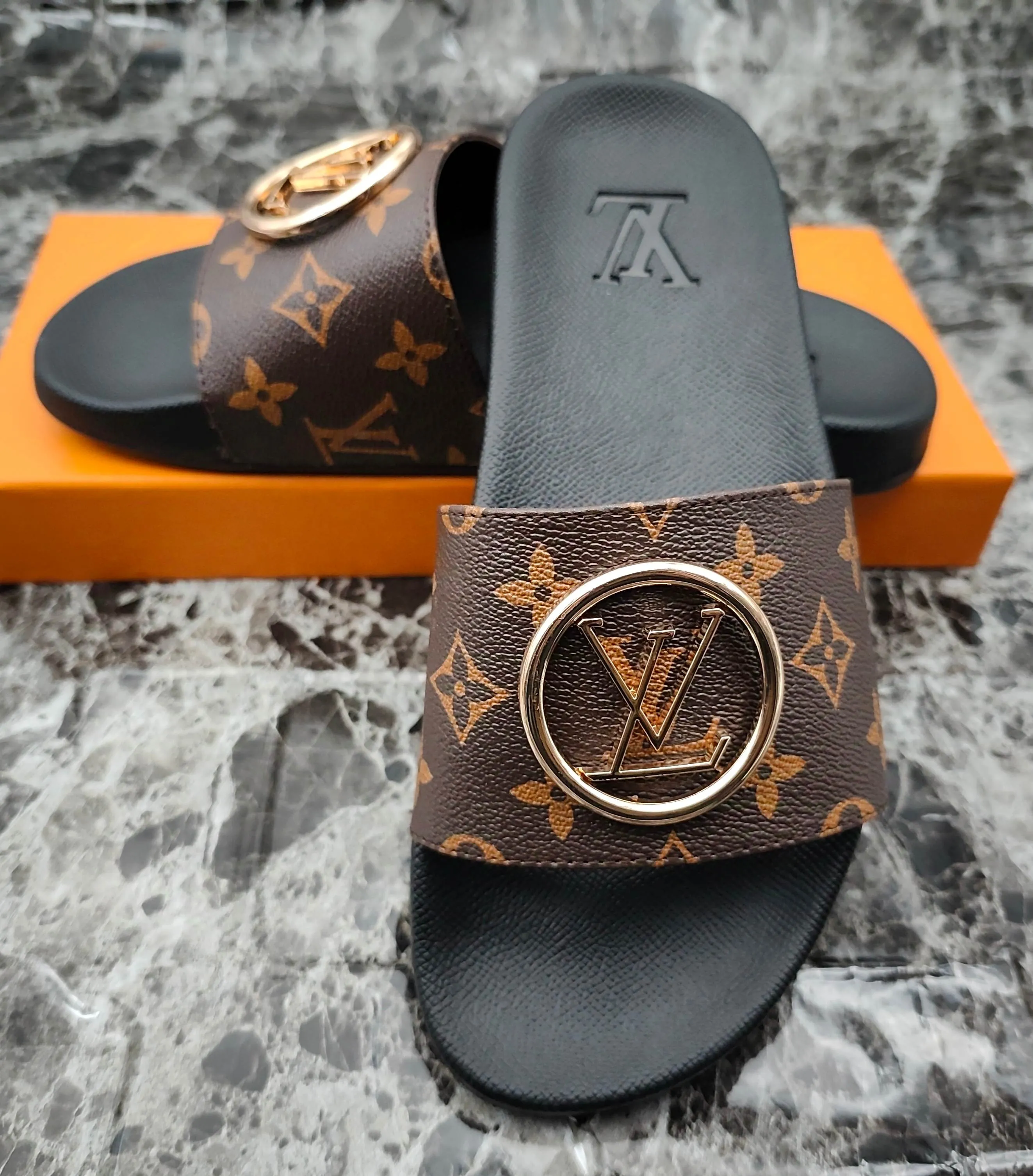 👟👟Ex-factory price 280👟👟 (available all year round) same style for men and women, size 35--48. Couple style🎗Louis Vuitton "LV" slippers, a much-anticipated one, so beautiful that it will melt your hearts❤! It is simply a masterpiece of extraordinary craftsmanship. It is a must-have for everyone. It is made by open mold. It feels Q-bounce and super soft on the feet. It is super delicate on the feet. It is an exclusive model. There are many layouts, so there is always one you like🎉🎉